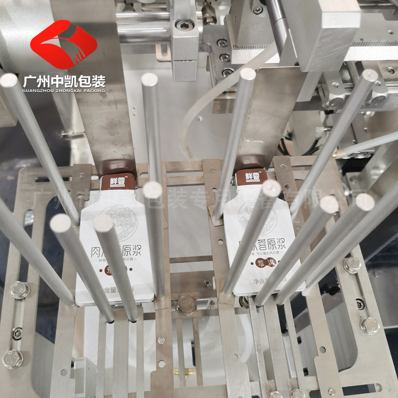 自立袋雙出給袋式液體包裝機(jī)2.jpg